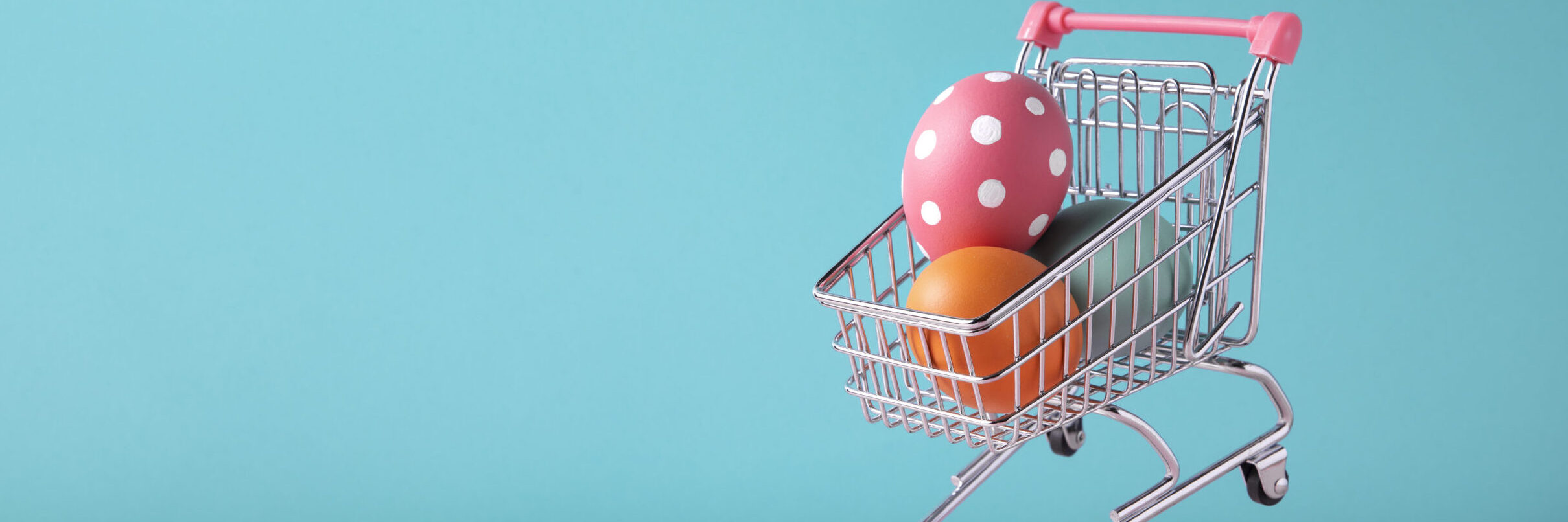 close-up-toy-cart-with-easter-eggs
